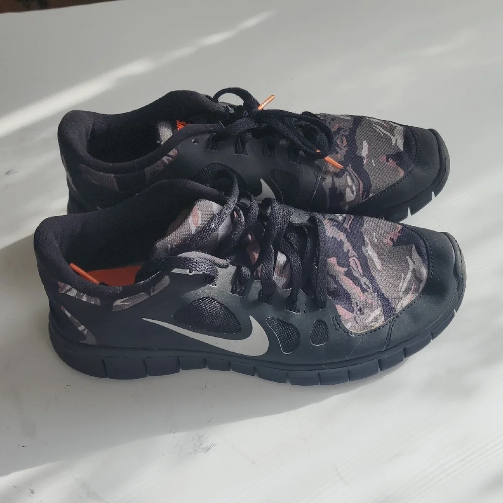 Nike Kids Sneakers Black and Orange - Picture 4 of 8